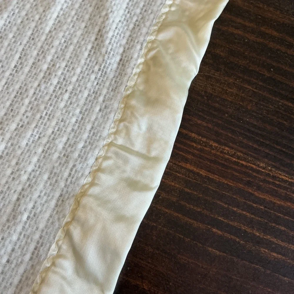 Vintage Cream Yellow Thermal Waffle Weave Blanket Satin Trim Edge 64x83‎